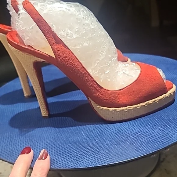 Christian Louboutin heels Sz 38.(#1387)red suede w/ 4.75" heel and 1" platform. - Picture 3 of 17